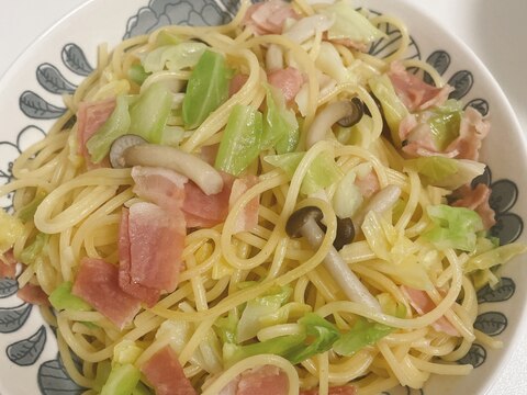キャベツとベーコンのバター醤油パスタ